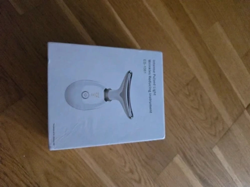Customer photo of the device packaging on a wooden floor